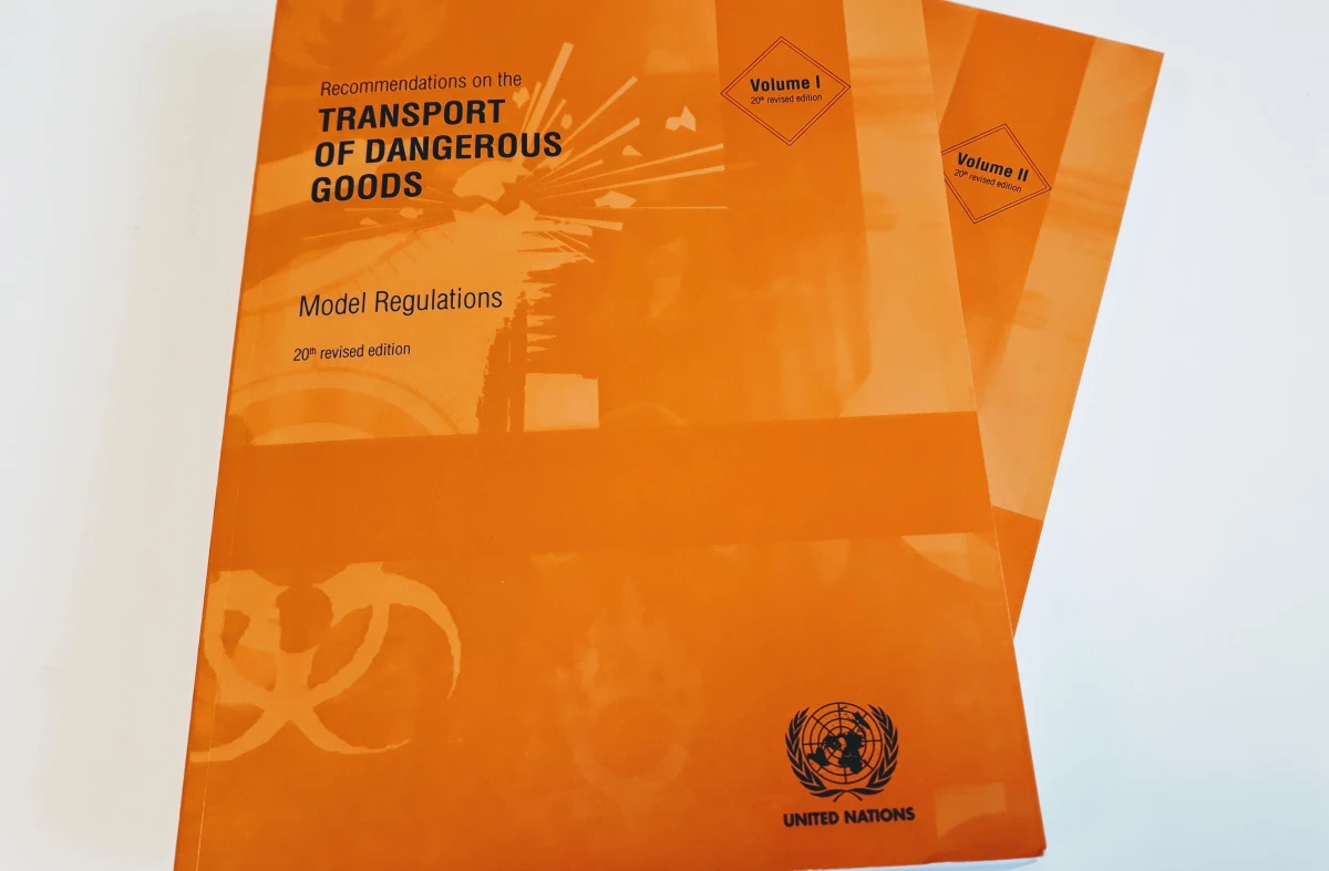 Orange Book da ONU: A Regulamentação Global para o Transporte de Materiais Perigosos